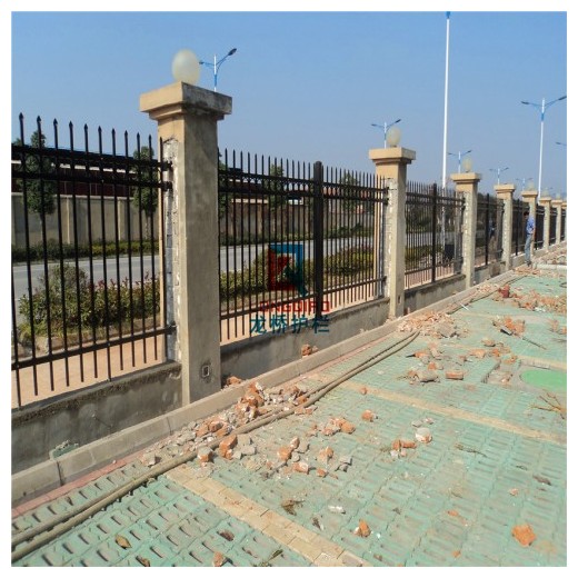 泰安小區圍墻護欄 泰安廠區圍墻欄桿 拼裝式鋅鋼柵欄 龍橋